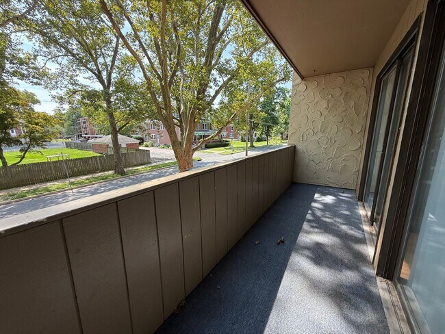 Building Photo - 3 Bedroom Townhouse at The Commons