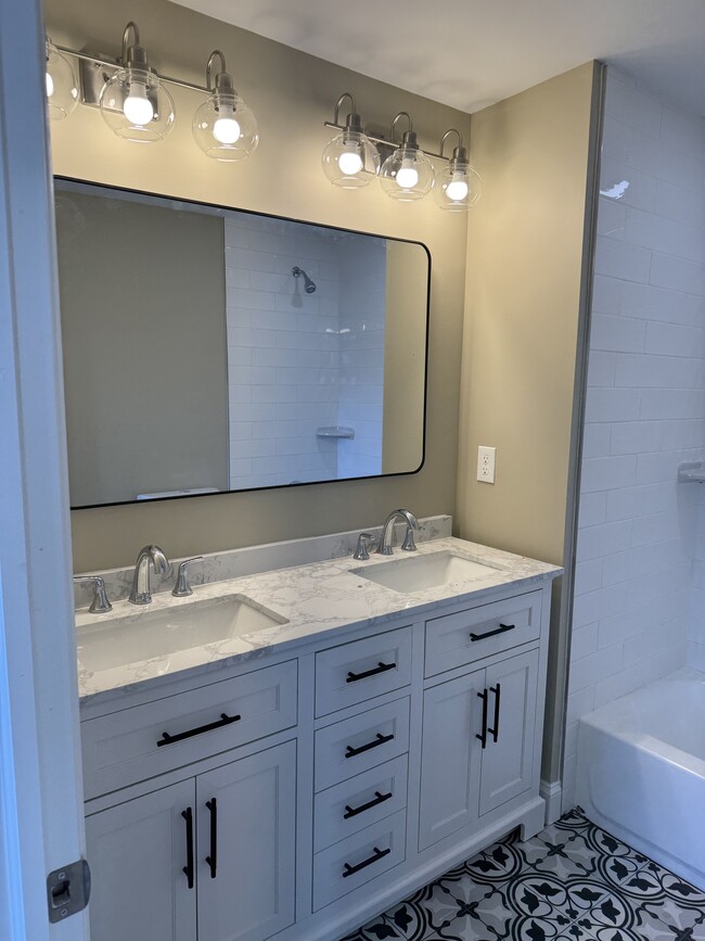 Master bathroom - 604 N Augusta Ave