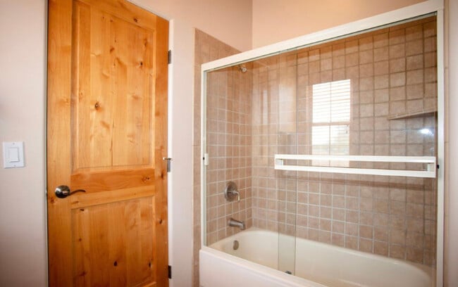 Building Photo - 19725 W Meadowbrook Ave