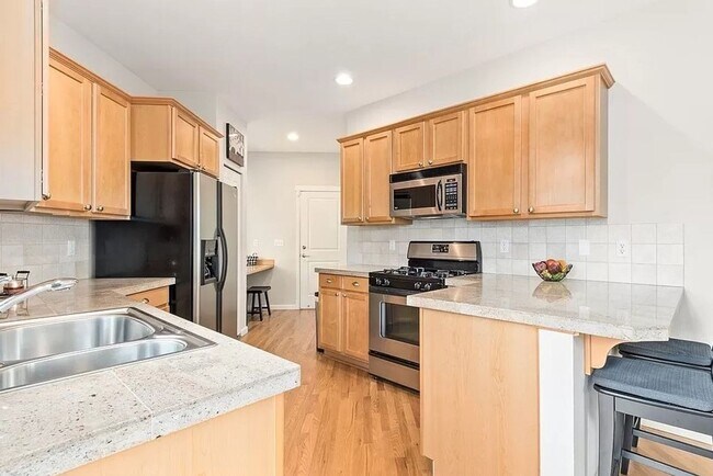 Building Photo - Absolutely Charming 3-Bed 2.5-Bath Home with One Car Garage!