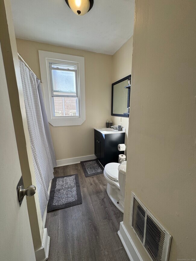 Building Photo - 766 George St