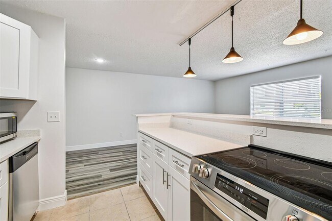 Building Photo - 9125 Tudor Dr