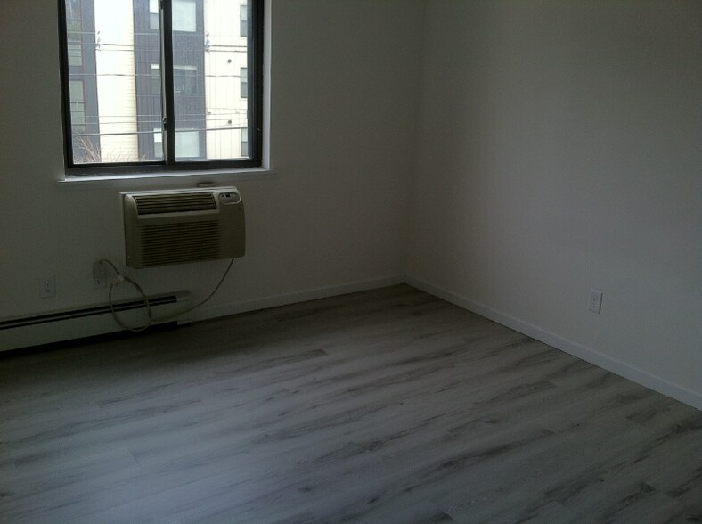 Building Photo - 208 Undercliff Ave