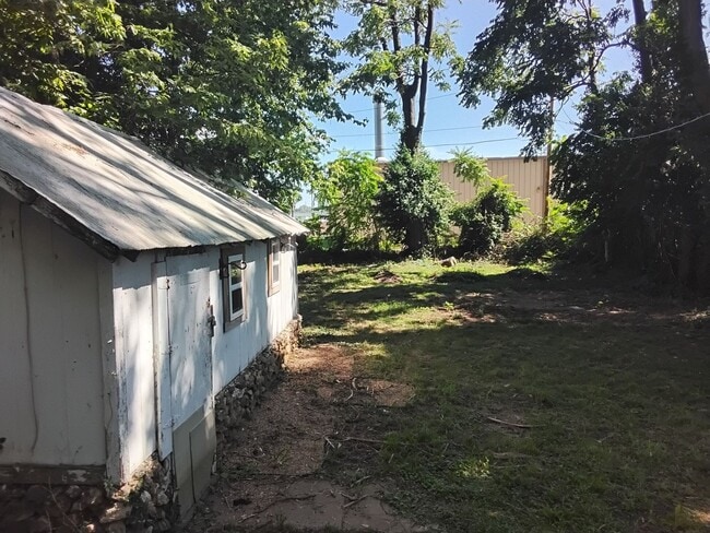 Building Photo - 946 W Poplar St