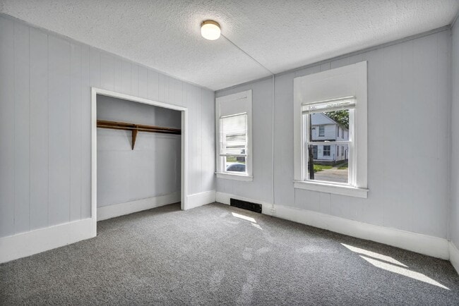 Building Photo - Spacious 5 Bedroom - Vouchers Accepted