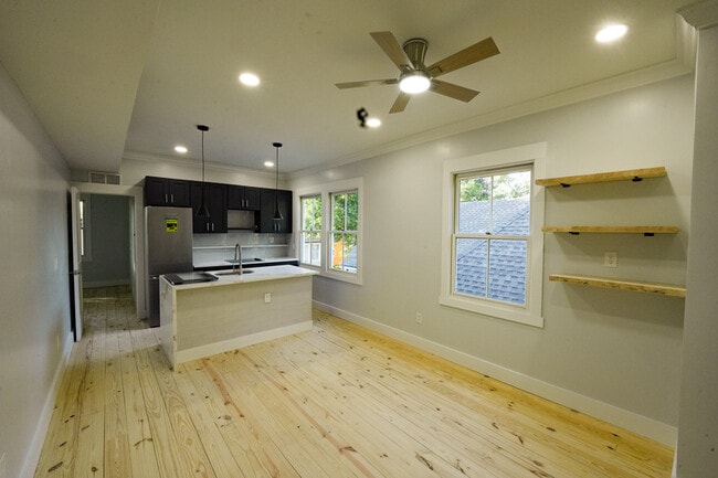 Building Photo - 1932 Hubbard St