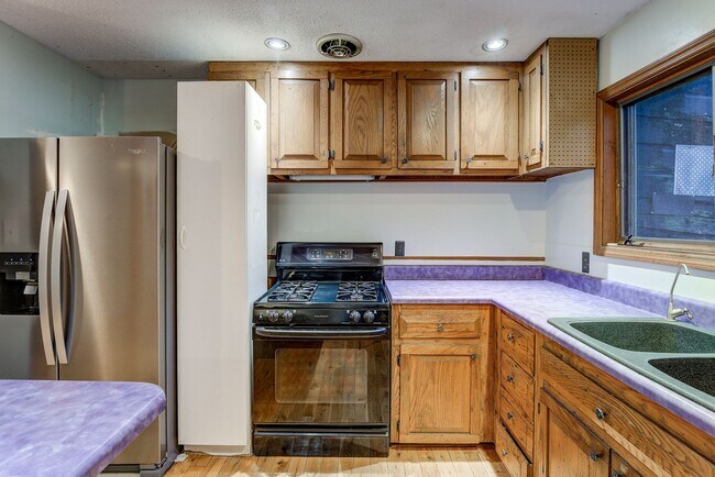 Building Photo - Large home in a beautiful setting close to...