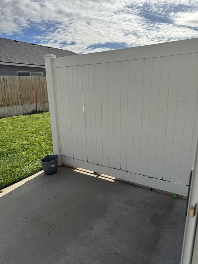 Building Photo - Furnished Hermiston Rental