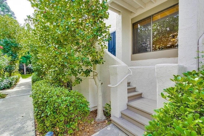 Building Photo - "Charming La Jolla Retreat: Cozy 2-Bedroom...