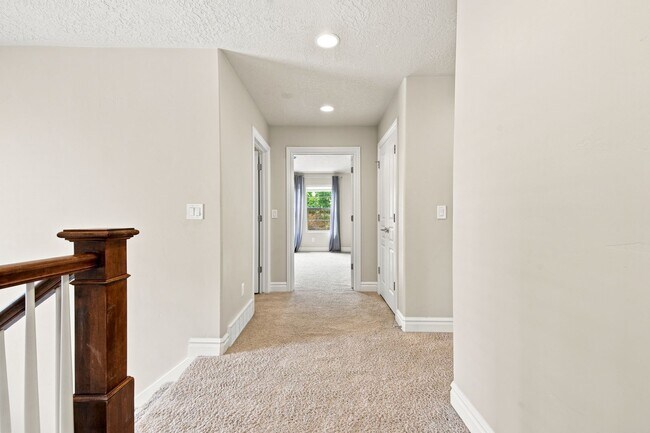 Building Photo - Quiet & Spacious 4 Bed Holladay Home – Walk-In Closets & Big Backyard!!!