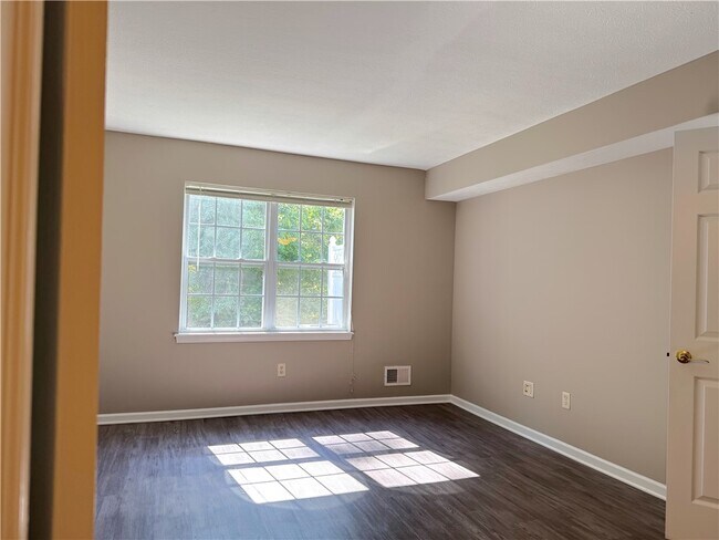 Building Photo - 35 Captains Cove Ln