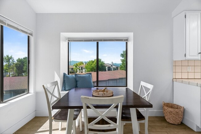 Building Photo - 2 Bedroom Condo for Rent in Redding CA | Pool, Spa, Fireplace, Balcony