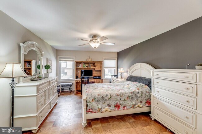 Building Photo - Waterfront Townhome Living in Sought-After Alexandria Location