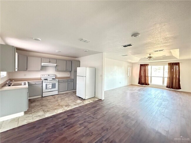 Building Photo - 415 W Edinburg Ave