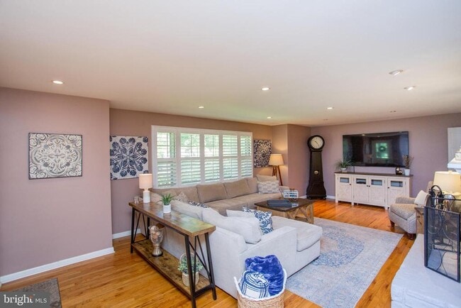 Building Photo - 67 Townview Dr