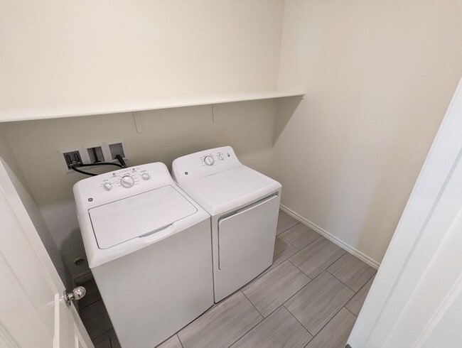 Building Photo - 1310 Ossa St