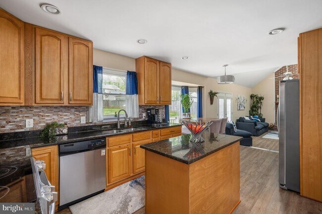 Building Photo - 15 Owen St