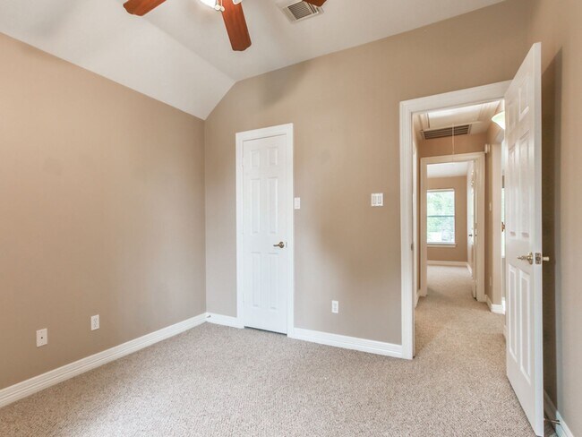 Building Photo - FORE Bedrooms in Del Lago!