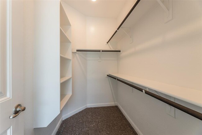 Building Photo - 1000 Meadow Scape Dr