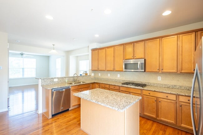 Building Photo - Beautiful 3 BR/3 BA EOG Townhome in Capito...