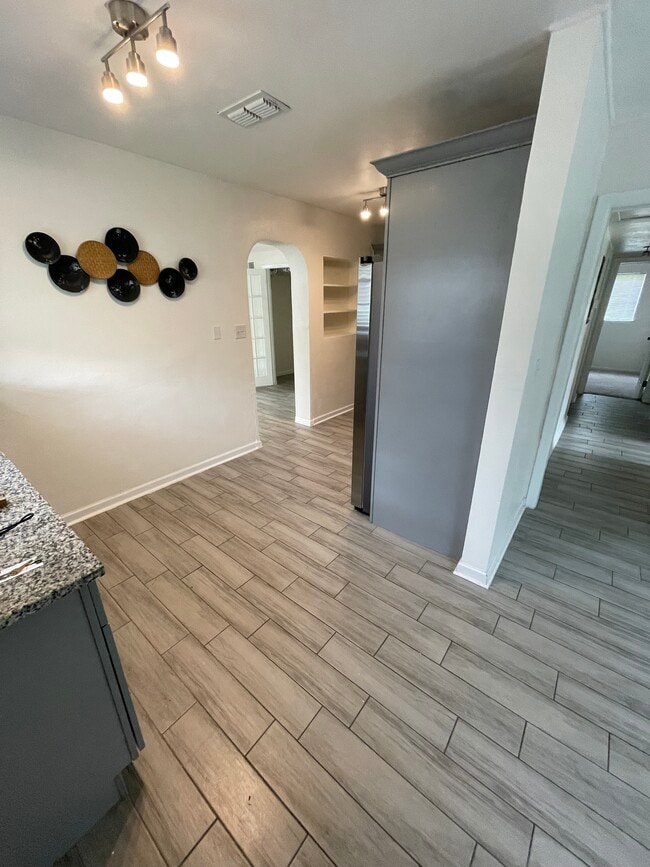 Building Photo - 5420 Lido St