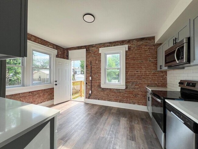 Building Photo - 927 S Champion Ave