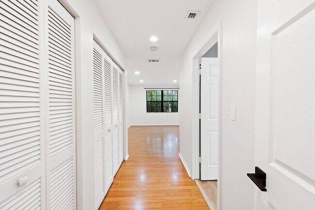 Building Photo - 243 City View Dr