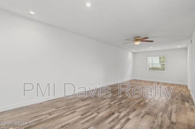 Building Photo - 2300 Twelve Oaks Dr