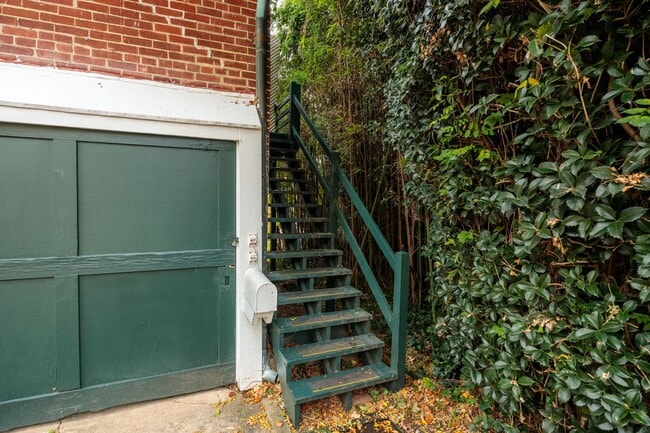 Building Photo - Quaint 1 Bedroom/1 Bathroom Cottage Style Apartment in Richmond ***Available NOW***