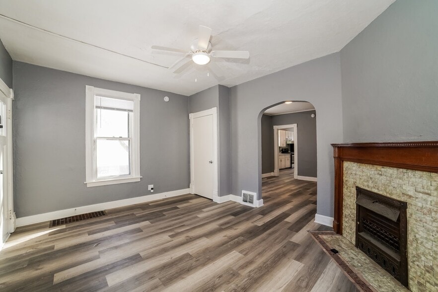 Building Photo - 204 E Thrush Ave