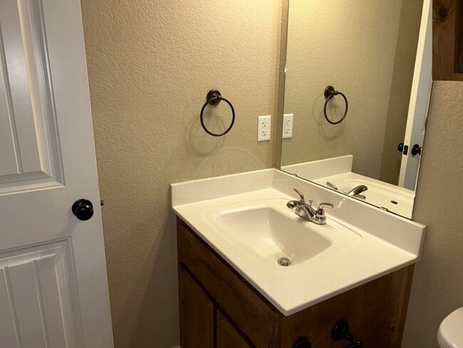 Building Photo - 504 Sladecek Dr