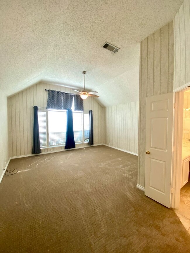 Building Photo - Introducing this inviting 3-bedroom, 2-bat...