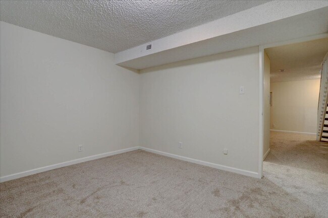 Building Photo - 2+ bedrooms 2.5 bathrooms