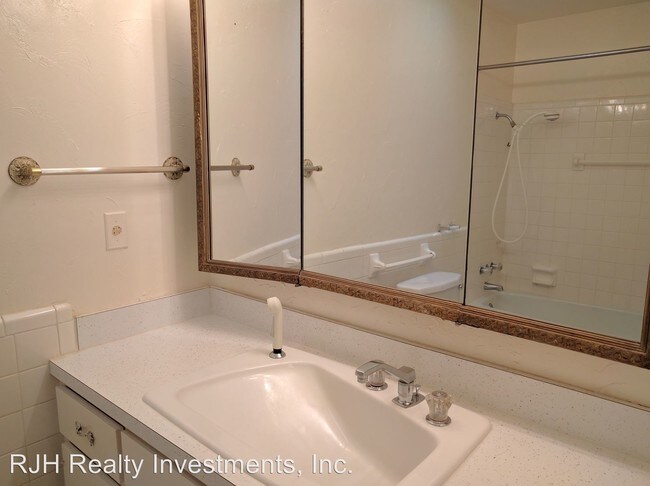 Building Photo - 6523 Avondale Dr