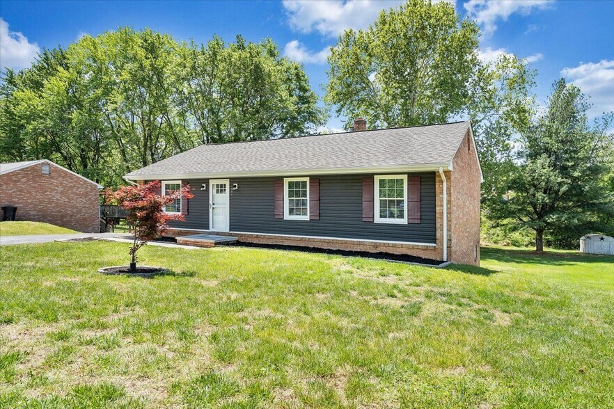 Building Photo - 222 Spring Grove Dr