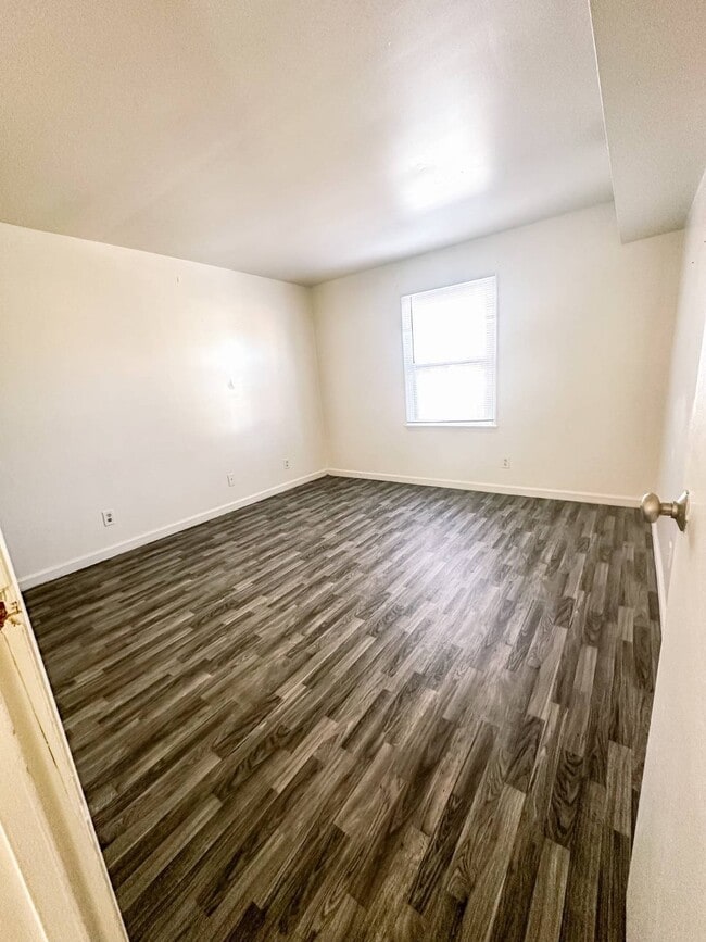 Building Photo - 807 Leawood Dr