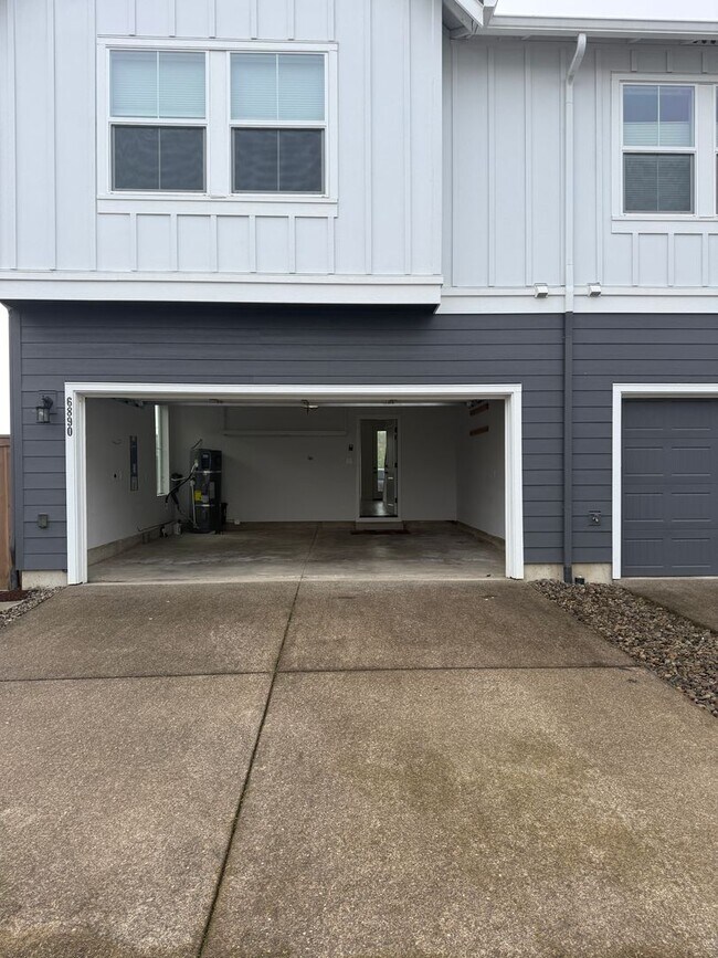 Building Photo - Hillsboro Townhouse/Condo