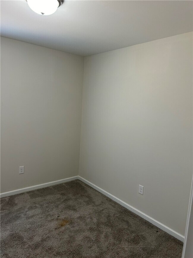 Building Photo - 550 JP Stevens Rd