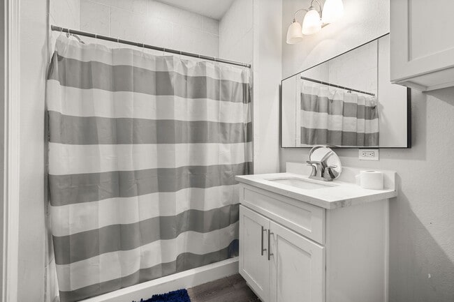 Building Photo - 8534 Woodlyn Rd