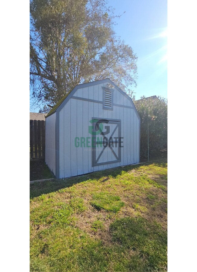 Building Photo - Now Available! Spacious 3 Bedroom, 2 Bathroom Home.