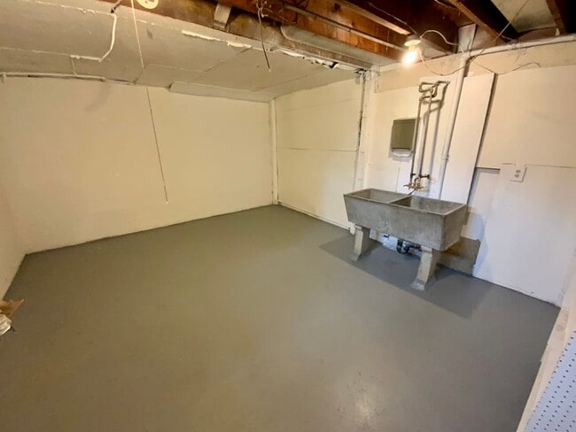 Building Photo - Beautiful Townhouse with Fenced Yard, Garage, and AC