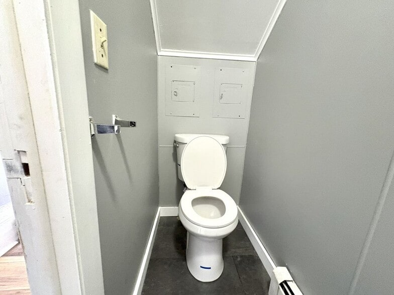 Building Photo - 709 Church St