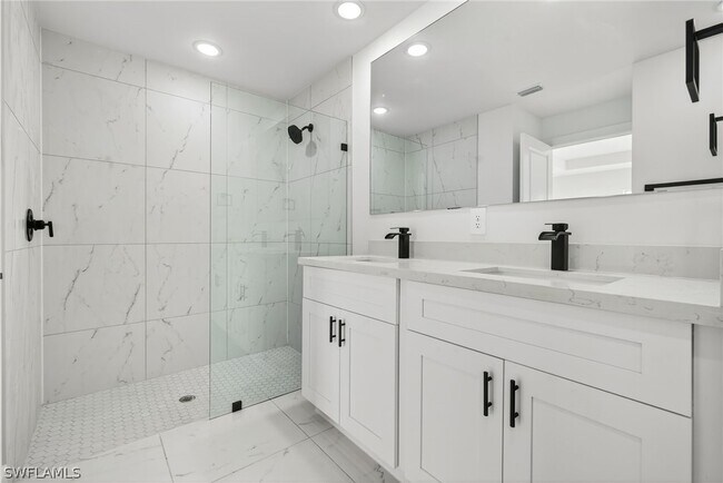 Building Photo - 1108 Eauclaire St E