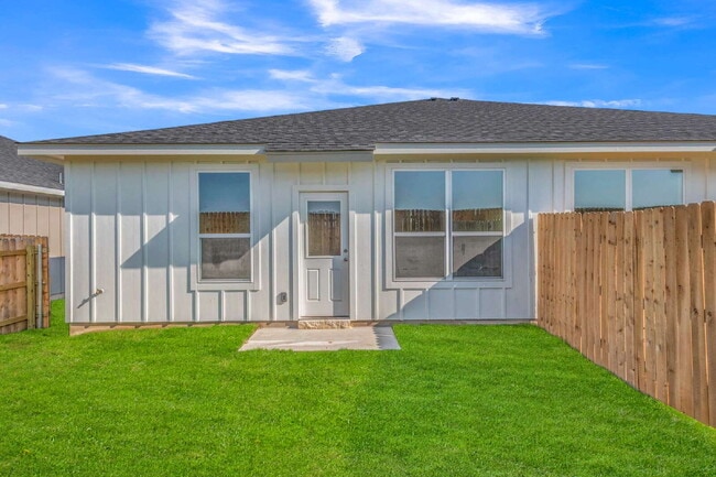 Building Photo - MOVE-IN SPECIAL: January rent FREE if moved in before February 1.