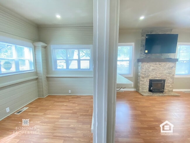 Building Photo - Charming 3bd/2ba Home on Sonoma Highway