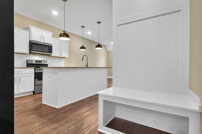 Building Photo - Two Bedroom Townhouse!