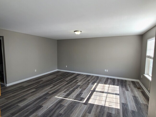Building Photo - 3 bedroom,  2 1/2 bath town home in Waynesboro PA END UNIT