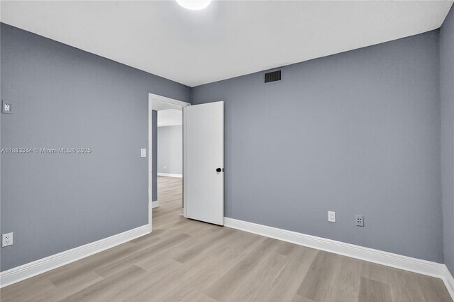 Building Photo - 10000 NW 80th Ct