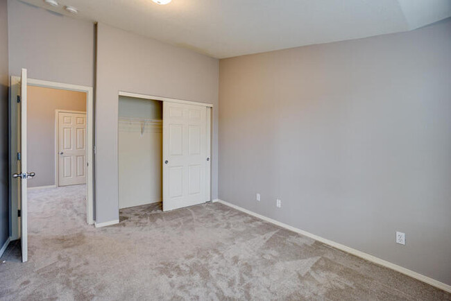 Building Photo - THREE BEDROOM TOWNHOME IN HAZEL DELL