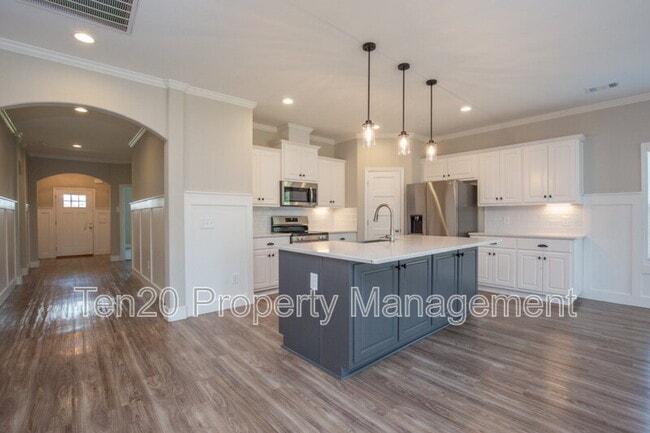 Building Photo - 9827 Yellow Pine Rd
